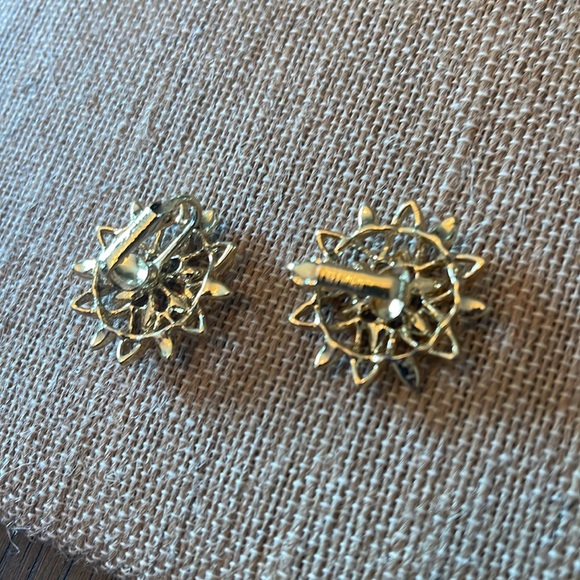 Sarah Coventry Clip On Earrings YG tone stamped - Picture 2 of 3